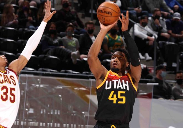  米切尔36分骑士加时终结雄鹿连胜  